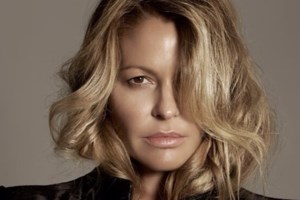 Τζένη Μπαλατσινού: 23 ετών, περπατά στην εβδομάδα μόδας του Ντίσελντορφ