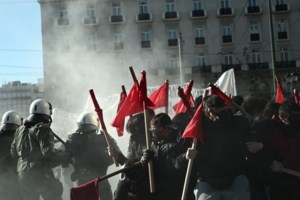 ΑΠΘ: Επεισόδια με κουκουλοφόρους και ΜΑΤ - Πετροπόλεμος και χημικά μετά την εκκένωση της κατάληψης [βίντεο] - εικόνα 8