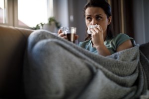 Κορονοϊός: Τι γνωρίζουμε και τι όχι για τη νέα υποπαραλλαγή - Πώς να προσέχουμε στο εορταστικό τραπέζι