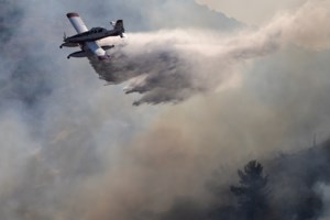 Φωτιά στα Μουδανιά Χαλκιδικής, κοντά σε σπίτια - Μέτωπο και στις Πρέσπες