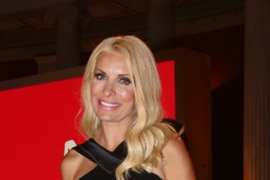 "Το ξεκούμπωτο κουμπί που πρόδωσε την εγκυμοσύνη της": Η φωτο της Μενεγάκη έξω από το ιατρείο του γυναικολόγου της - εικόνα 5