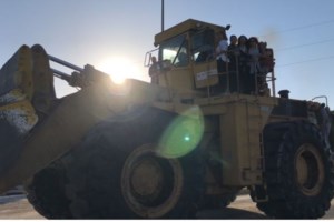 "Ψυχούλα μου": Συγκλονίζει ο απεγκλωβισμός μωρού από πλημμυρισμένο σπίτι στη Θεσσαλία - Κλαίει με λυγμούς η μητέρα