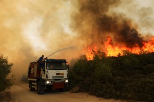 Φωτιά στην Αττική: Οι δρόμοι που έχει διακοπεί η κυκλοφορία
