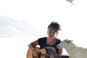 Ματούλα Ζαμάνη: Aποχώρησε με το σουτιέν από συναυλία της - Εβγαλε την μπλούζα της σε live και την έριξε στον κόσμο - εικόνα 3