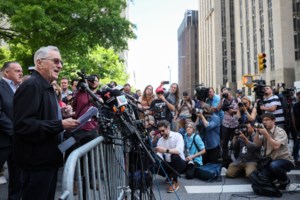 Βουτιά στα βαθιά: Ο Ρόμπερτ Ντε Νίρο έκλεισε τα 81 και το γιόρτασε κολυμπώντας στον ωκεανό [βίντεο] - εικόνα 4