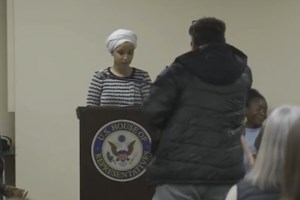 Αμερικανίδα πέθανε σε πτήση, αφού αποκοιμήθηκε πάνω στη μητέρα της: Μυστήριο με κοκτέιλ φαρμάκων στον οργανισμό της - εικόνα 2