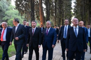 Προεδρικό Μέγαρο - Γιορτή για την Αποκατάσταση της Δημοκρατίας: Τα παγωμένα χαμόγελα, οι απουσίες και τα "πηγαδάκια" - εικόνα 31