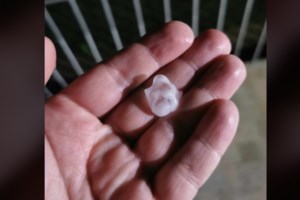 Βάρη: Εφυγε ολόκληρη η στέγη σπιτιού - Τα πήρε και τα σήκωσε όλα ο ανεμοστρόβιλος [Eικόνες]