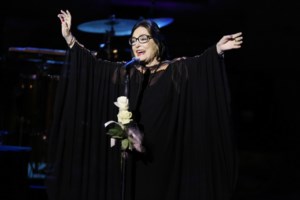 Αλίκη Βουγιουκλάκη: Η ρετρό χριστουγεννιάτικη φωτό με το αυτόγραφο που βλέπουμε πρώτη φορά