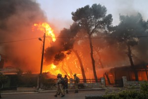 Φωτιά στη Βαρυμπόμπη: Κάηκαν σπίτια, κινδύνευσαν άνθρωποι - Σκληρή μάχη τη νύχτα σε 3 πύρινα μέτωπα - εικόνα 3