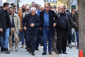 Οι αγρότες παραμένουν στα μπλόκα - Δεν έμειναν ικανοποιημένοι από τα μέτρα του Μητσοτάκη