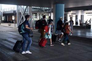 Με αψίδες νερού και χειροκροτήματα υποδέχτηκαν τα πρώτα αεροσκάφη με τουρίστες στη Σκιάθο