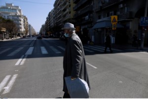 Θεσσαλονίκη: "Πατείς με, πατώ σε" έξω από κατάστημα για ποτό take away [Βίντεο]