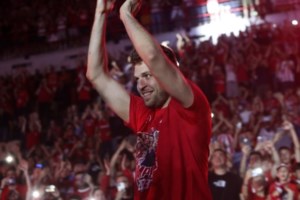 Ο Σακίλ ΜακΚίσικ ντύνεται με Χριστινάκη, Γκουντούρα, Βεζένκοφ και Μπαρτζώκα στη Λαμία