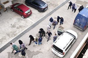 ΟΠΕΚΕΠΕ: Σε κατ’ οίκον περιορισμό με "βραχιολάκι" η σύζυγος του φερόμενου αρχηγού του κυκλώματος
