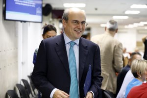 Χατζηδάκης στον Economist: Το 2025 θα καταργηθεί το τέλος επιτηδεύματος και θα μειωθούν περαιτέρω οι ασφαλιστικές εισφορές