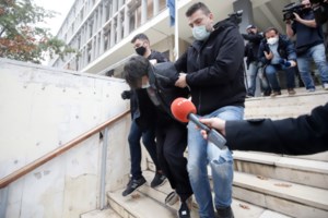 Κλήση για 3 κλέφτες έφερε τη σύλληψη συμορρίας 7 ατόμων - Ο ρόλος του "αναρριχητή" αστυνομικού σε πολυκατοικία του Πειραιά - εικόνα 2