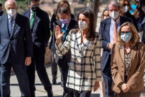 Βασίλισσα Λετίσια: Σε επίσημο δείπνο με slim παντελόνι και ροζ στράπλες τοπ - εικόνα 18