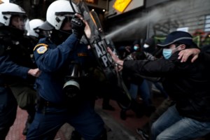 Εμπρηστική επίθεση σε γραφεία τριών εφημερίδων στο Παγκράτι