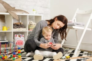 Πανελλαδική εφαρμογή των "Νταντάδων της Γειτονιάς" με ενίσχυση έως 500 ευρώ τον μήνα