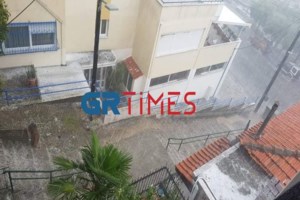 Σκοτείνιασε ο ουρανός στην Αττική - Δυνατή βροχή και χαλάζι σε Φθιώτιδα και Καβάλα: Φωτιά στην Αταλάντη από κεραυνό - εικόνα 4