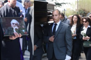 Λουκία Πιστιόλα: Δίνει σκληρή μάχη με τη νόσο Πάρκινσον, σε αναπηρικό καροτσάκι στην κηδεία Πανουσόπουλου - εικόνα 2