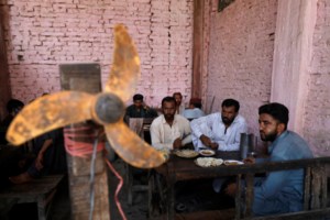 Τραγωδία στο Πακιστάν: Τουλάχιστον 19 νεκροί από την πτώση μικρού λεωφορείου σε φαράγγι