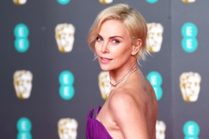 Σαρλίζ Θερόν: "Ψηφίζει" Ελλάδα για τις διακοπές της - Σε βίλα πεντάστερου ξενοδοχείου της Μυκόνου - εικόνα 2