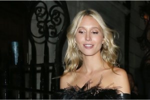 Κωνσταντίνα Σπυροπούλου: Ποζάρει με κροσέ μπικίνι πάνω σε φουσκωτό - To total black beach look - εικόνα 5