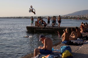 Συγκλονιστικός Αύγουστος Κορτώ: Δεν θα τολμούσα να φέρω στον κόσμο ένα παιδί που να τραβήξει όσα τράβηξα απ’ τη μάνα μου - εικόνα 2