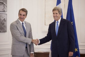 Στον Ναό του Ποσειδώνα στο Σούνιο ο Τζον Κέρι μαζί με τον Ελληνομερικανό πρέσβη στη Ελλάδα [Φωτογραφία]