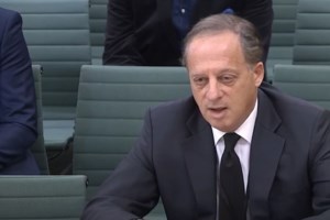 Σάλος στη Βρετανία: Παρουσιαστής του BBC κατηγορείται ότι πλήρωνε έφηβο για φωτογραφίες πορνό - εικόνα 2