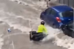 Ισχυρό μπουρίνι χτύπησε τα Τρίκαλα: Σταμάτησε η κυκλοφορία στην Εθνική οδό - Πλημμύρισαν δρόμοι [Βίντεο]