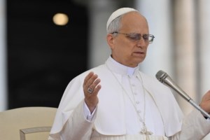 Ο Πάπας Λέοντας προσεύχεται με τον Κάρολο - Πρώτη φορά μετά από 500 χρόνια προκαθήμενος του Βατικανού και Βρετανός μονάρχης