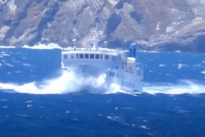 Σαντορίνη: Ανεμοστρόβιλος σηκώνει στον αέρα λυόμενο σπίτι - Απίστευτο βίντεο