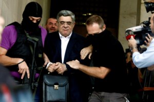 "Συγκινητικές" ιστορίες επιστρατεύουν τώρα οι χρυσαυγίτες: Παιδιά, ηλικιωμένοι γονείς, πρόβατα και... youtube