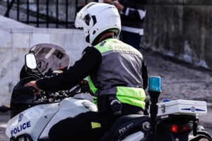 Θεσσαλονίκη: Συνελήφθη η μητέρα του 5χρονου που πετούσε αντικείμενα στον δρόμο από το μπαλκόνι 6ου ορόφου