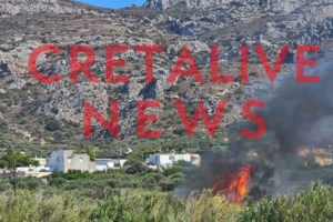 Φωτιές στην Κορινθία: Τραυματίστηκε πυροσβέστης από ρίψη νερού από ελικόπτερο - εικόνα 5