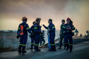 Kαλύτερη η εικόνα των πυρκαγιών σε Κερατέα  και Χελιδόνι Ηλείας: Φόβος για αναζωπυρώσεις και εστίες από τους δυνατούς ανέμους - εικόνα 6