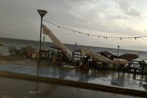 Ανεμοστρόβιλος "χτύπησε" την Ξάνθη: Ξήλωσε κολώνες και στέγες - Ζημιές σε καλλιέργειες [εικόνες]