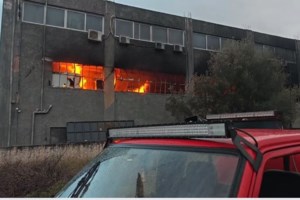 Καλαμαριά: Επιχείρηση κατάσβεσης πυρκαγιάς στο πρώην στρατόπεδο Κόδρα