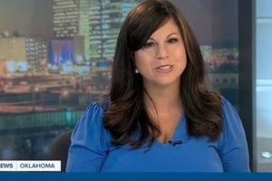 Viral η δημοσιογράφος που καταπίνει μύγα on air για να μη διακόψει τη ροή των ειδήσεων [βίντεο]