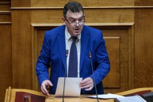 Μπιμπίλας: "Η εκκλησία να πει την αλήθεια πόσοι είναι οι γκέι ιερείς" - Χαμός στη Βουλή για τον γάμο των ομόφυλων ζευγαριών