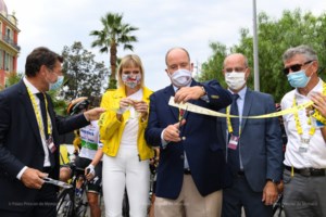 Πριγκίπισσα Σαρλίν: Η υπέρλαμπρη εμφάνιση με sparkly τουαλέτα και 20s hairstyle