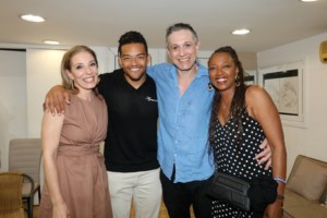 Σωτήρης Τσαφούλιας: Σπάνια δημόσια εμφάνιση με την κόρη του και την Αννα Μενενάκου σε θεατρική πρεμιέρα