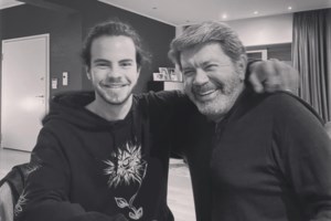 Ταξίδι στην Ελβετία για την Ηλιάνα Παπαγεωργίου: Ποζάρει στα χιόνια με το μπικίνι της, Moon Boots και oversized γούνα - εικόνα 8