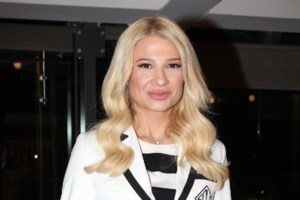 Το denim on denim look της Φαίης Σκορδά: Στο κέντρο της Αθήνας με τον γιο της Δημήτρη - εικόνα 7