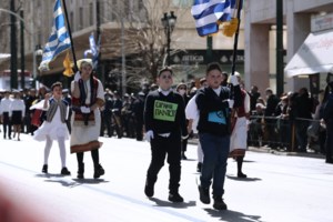 Οδηγίες Βορίδη για τον... σωστό στολισμό της ελληνικής σημαίας στα δημόσια κτίρια