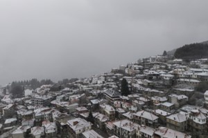 Διακοπή κυκλοφορίας στη λεωφόρο Πάρνηθας λόγω χιονόπτωσης