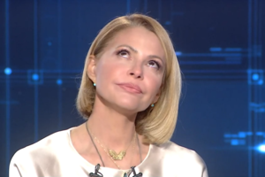 Τζένη Μπαλατσινού: Στιλάτη με skinny jeans, γαλότσες και φούτερ στο κέντρο της Αθήνας - εικόνα 2